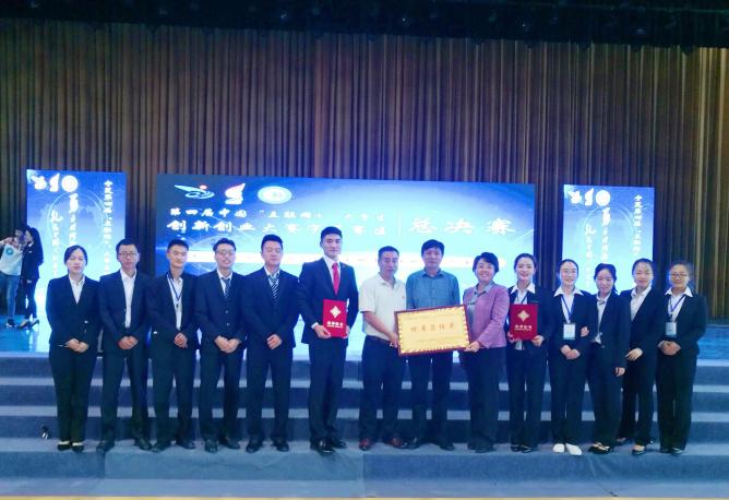 参赛团队获奖后与指导老师合影